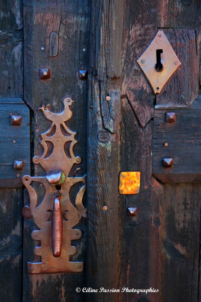 Une vieille porte d’une propriété dans le village